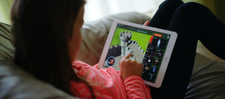 Kind benutzt ProReal auf iPad